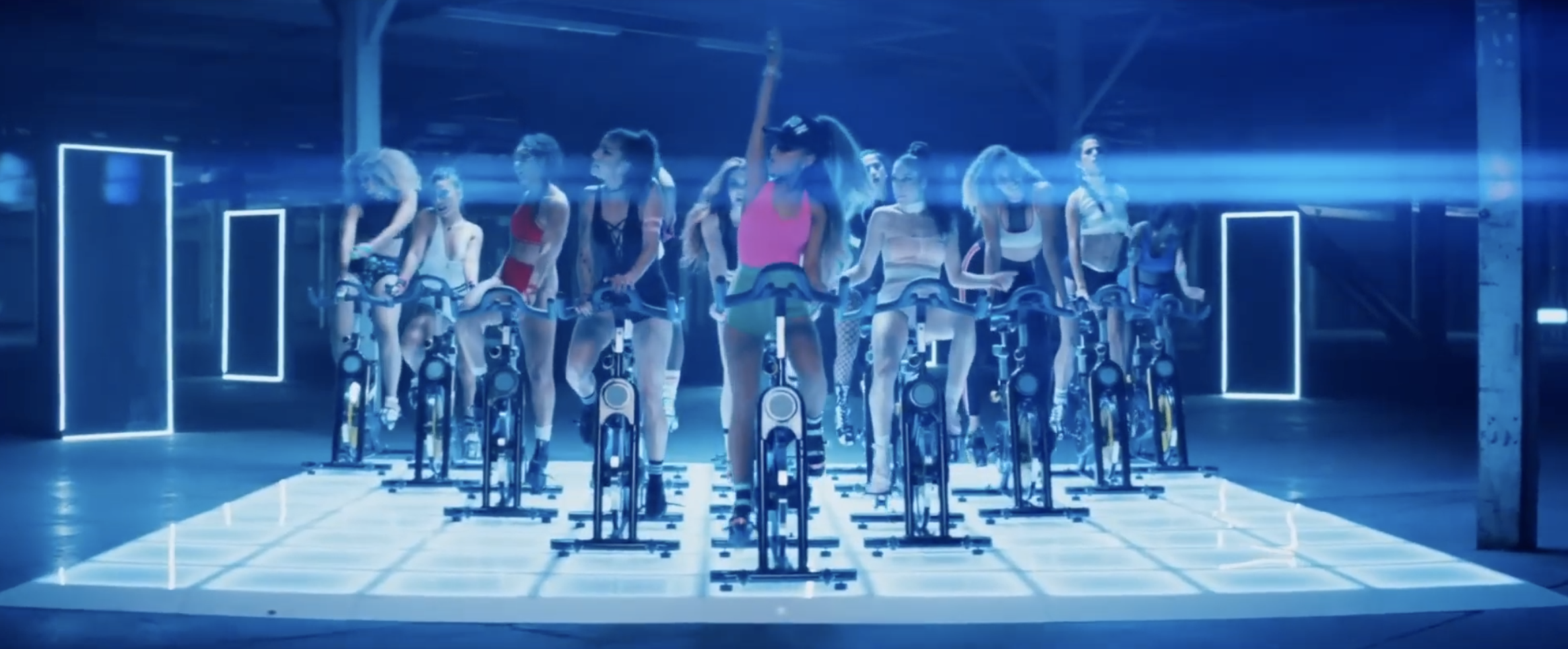 Ariana Grande ft. Nicki Minaj – Side To Side (Official Video)