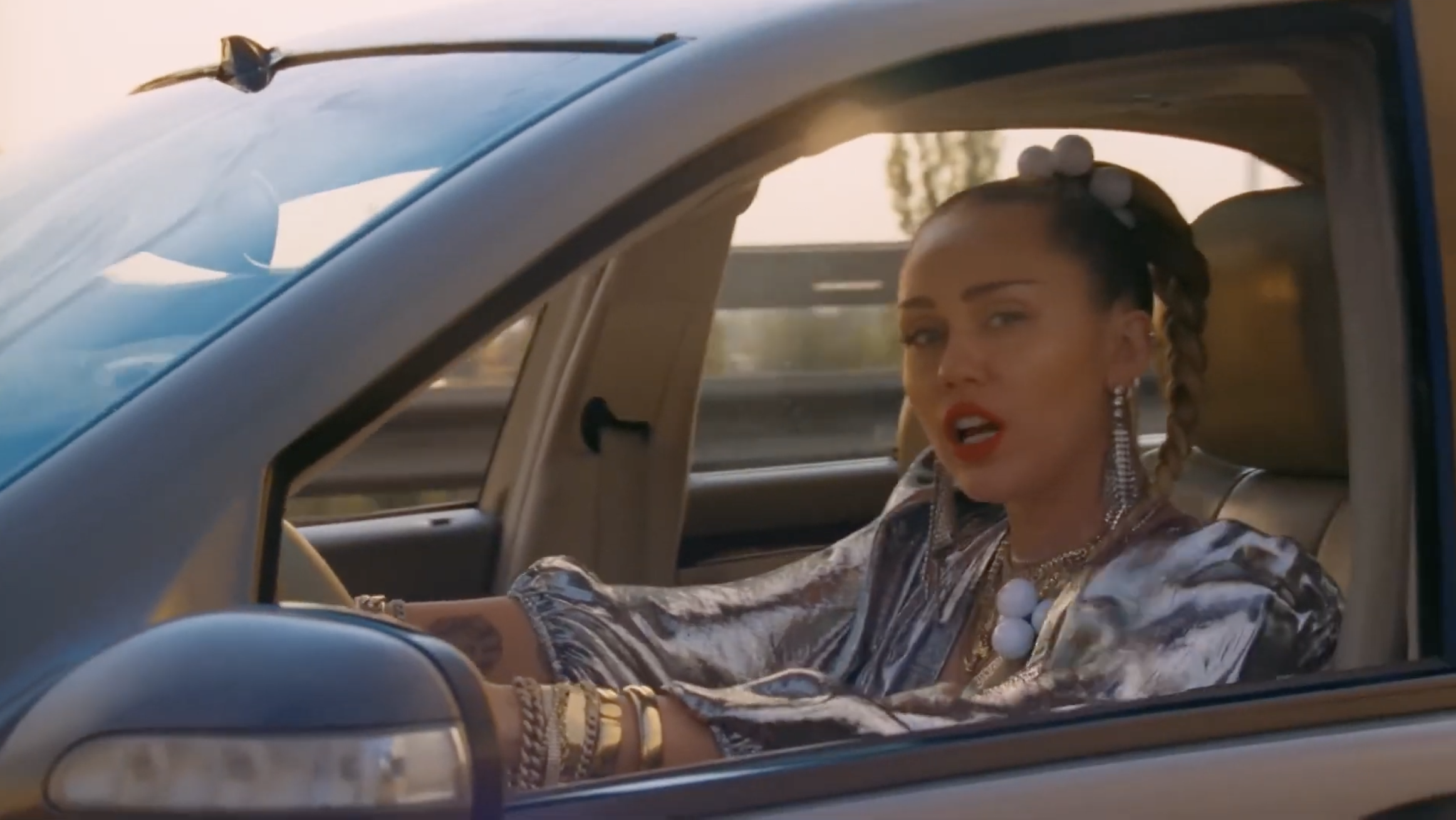 Mark Ronson – Nothing Breaks Like a Heart (Official Video) ft. Miley Cyrus