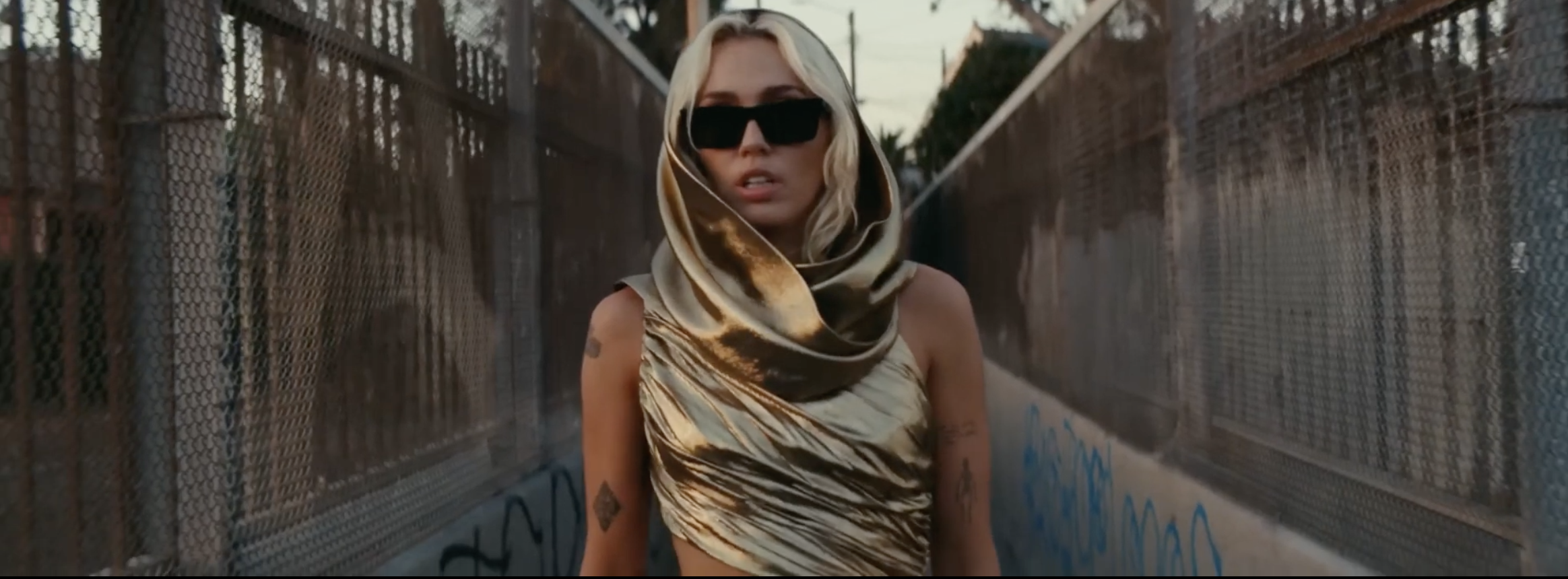 Miley Cyrus – Flowers (Official Video)