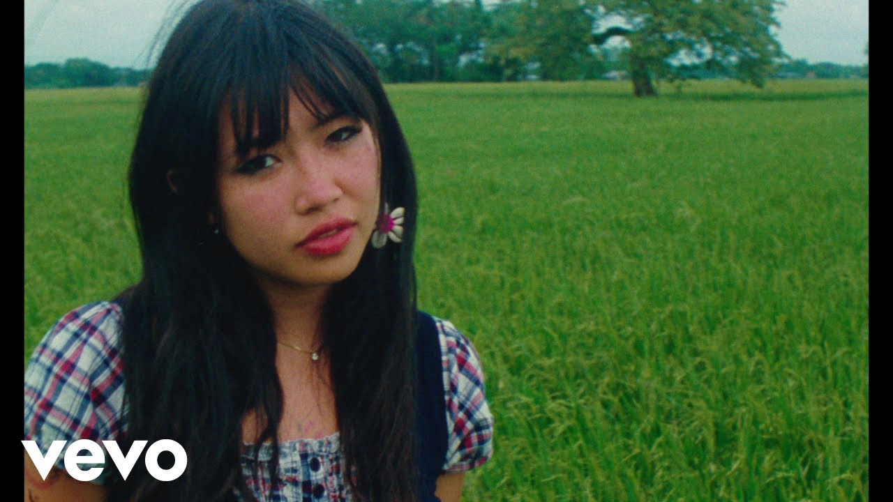 beabadoobee-glue-song-official-music-video