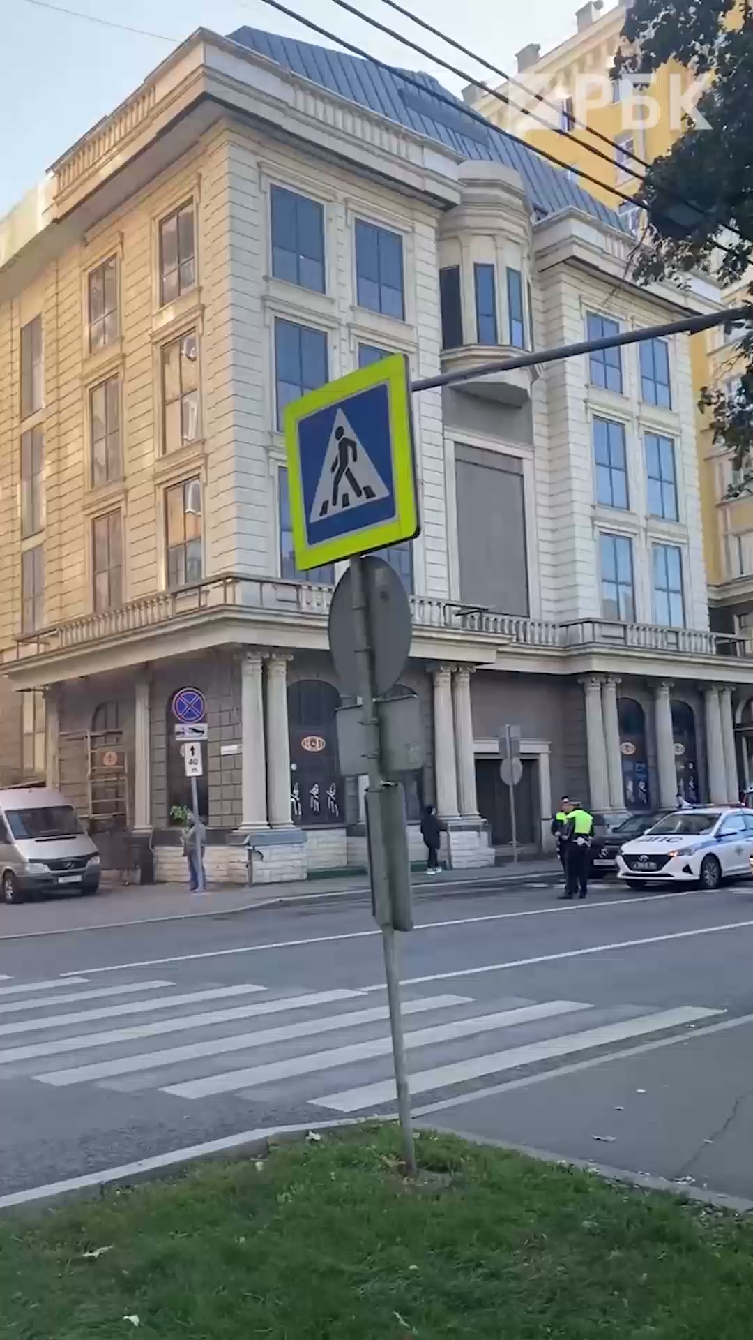 Задержанный ранее в Москве мужчина ударил ножом 39-летнюю коллегу «на почве личных неприязненных отношений». Об этом рассказали …