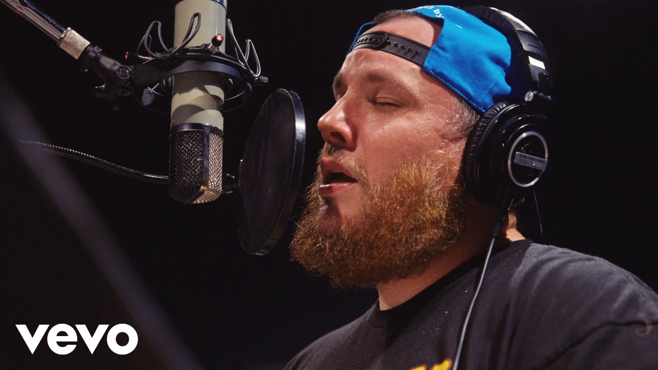 Luke Combs – Giving Her Away