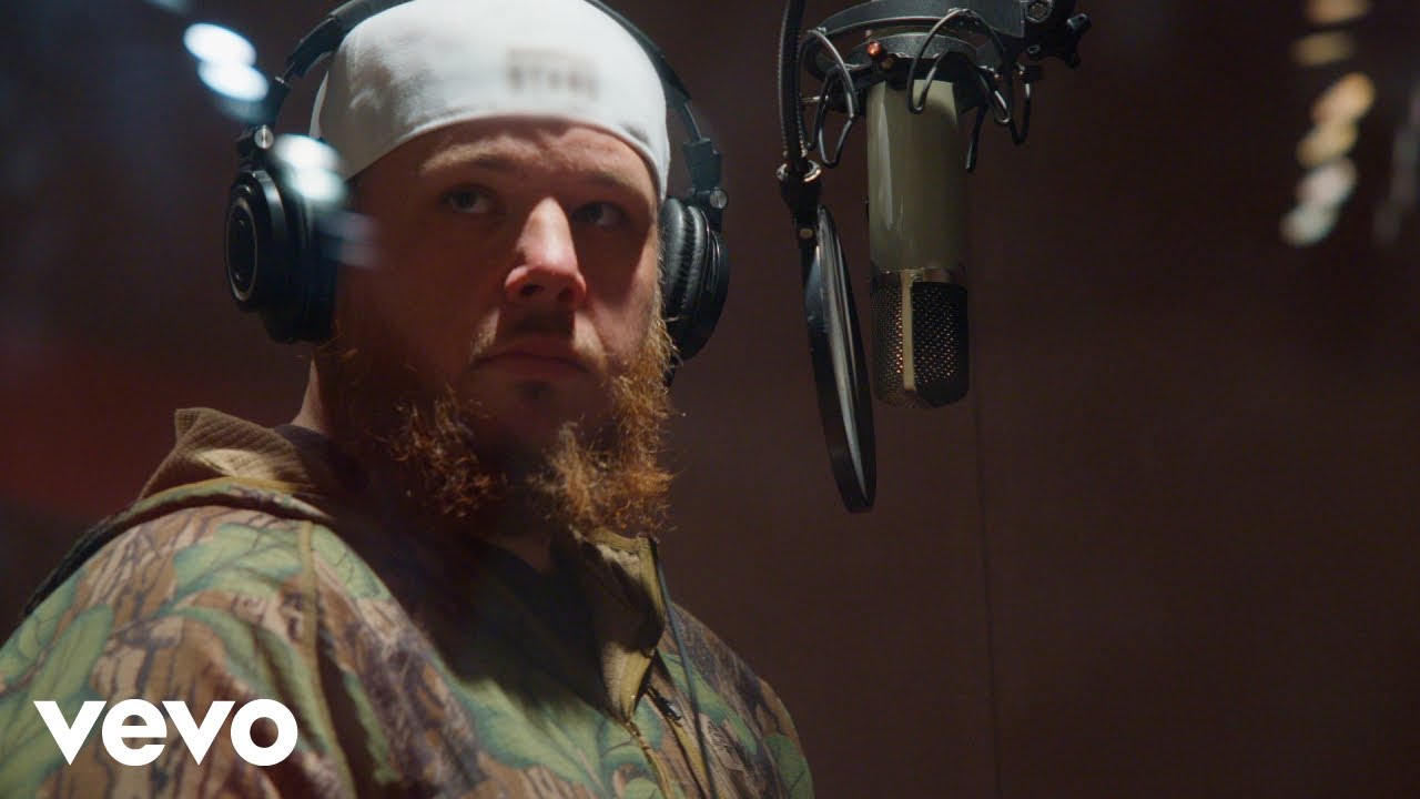 Luke Combs – Seeing Someone